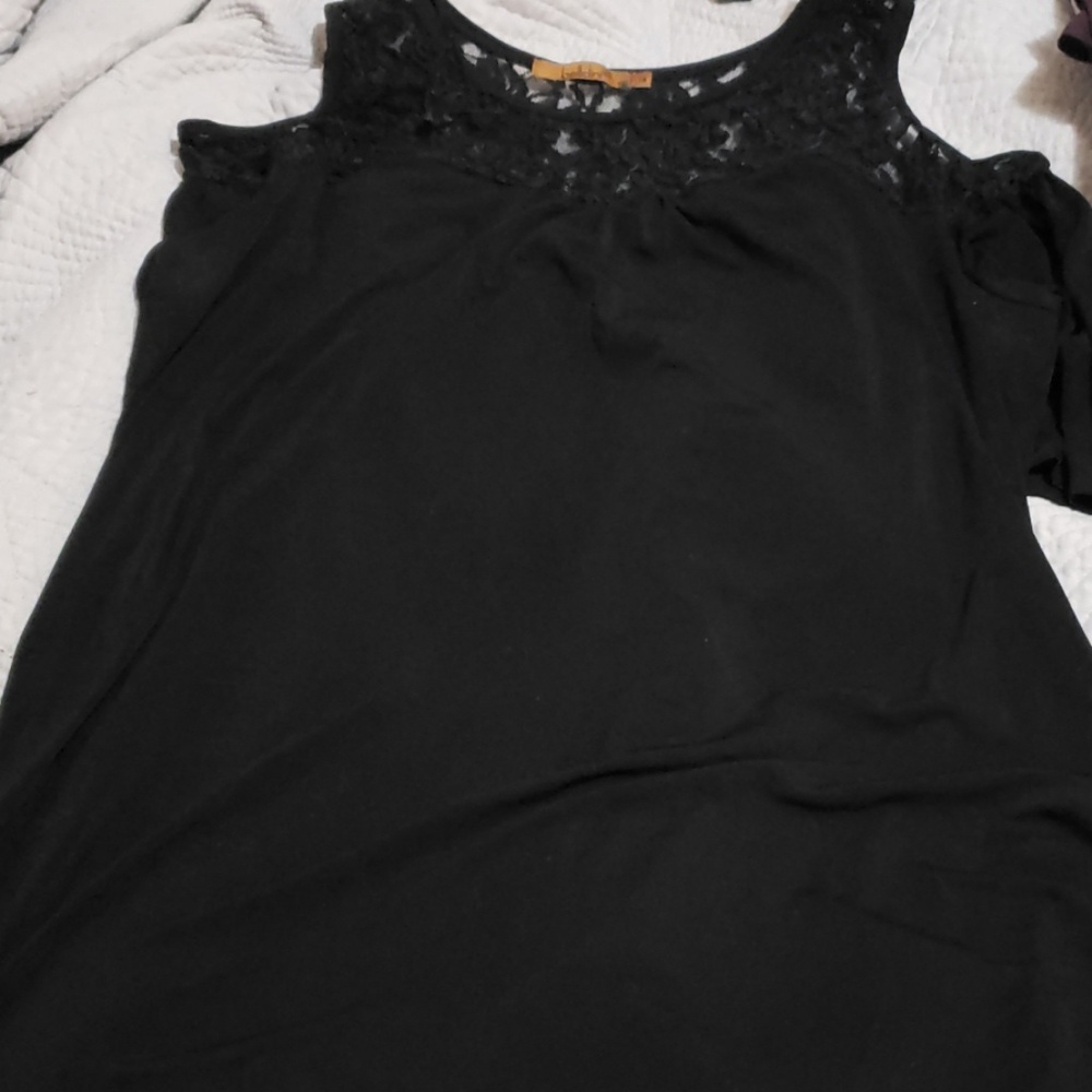 Cold shoulder tee